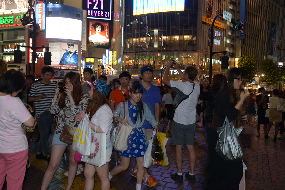 Menschenmenge in Shibuya bei Nacht