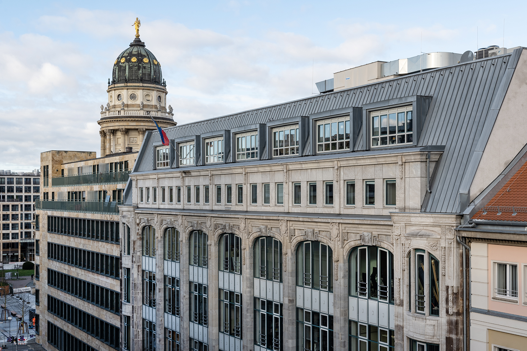 Historische Bürofassade in Berlin mit Blick auf den Französischen Dom