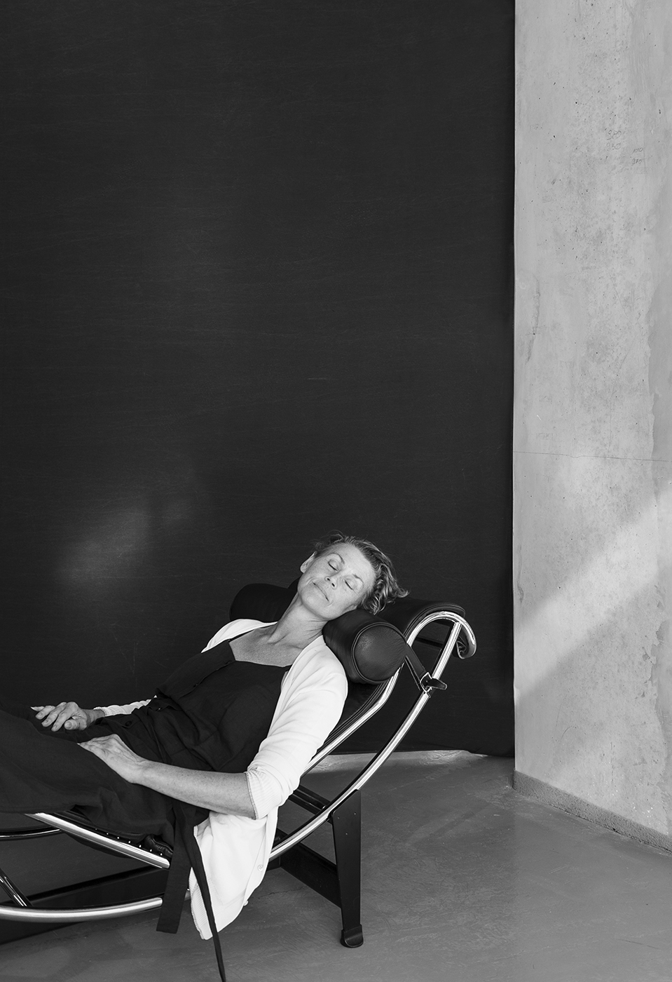 Schwarz-Weiß-Porträt einer Frau, liegend auf der Chaise Longue LC4