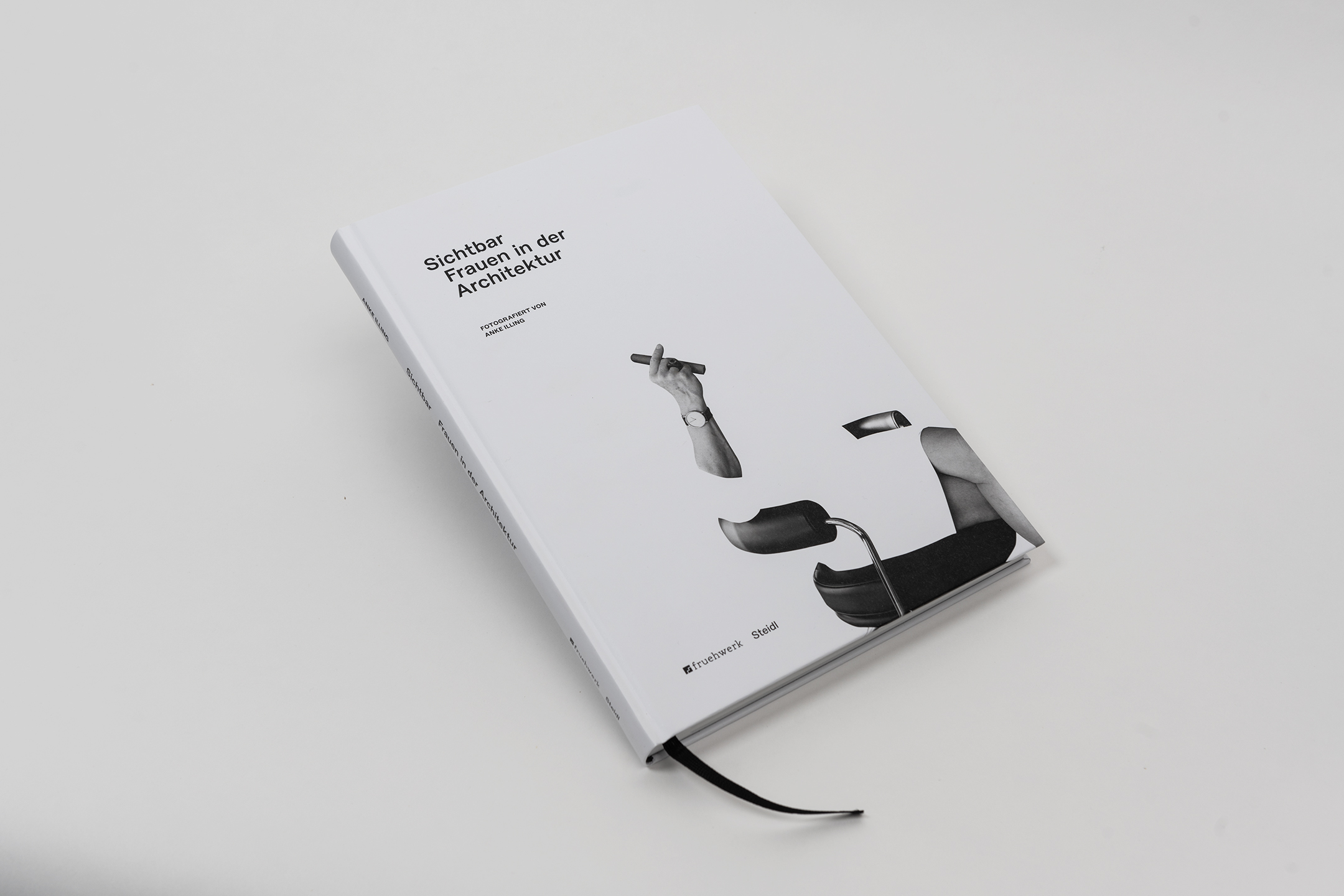 Das Buch „Sichtbar. Frauen in der Architektur“, schräg auf hellem Untergrund liegend