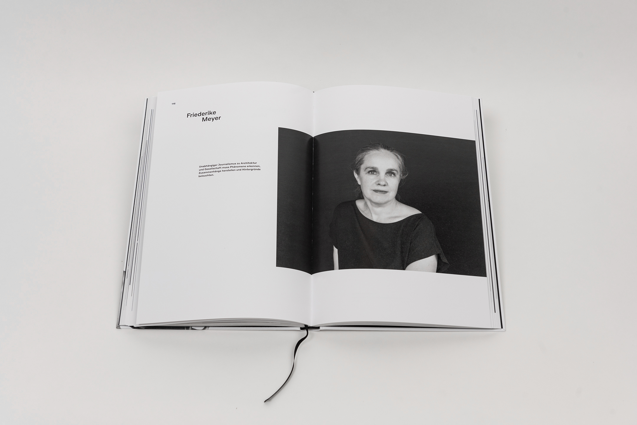 Aufgeschlagenes Buch mit dem Porträt von Friederike Meyer auf der rechten Seite